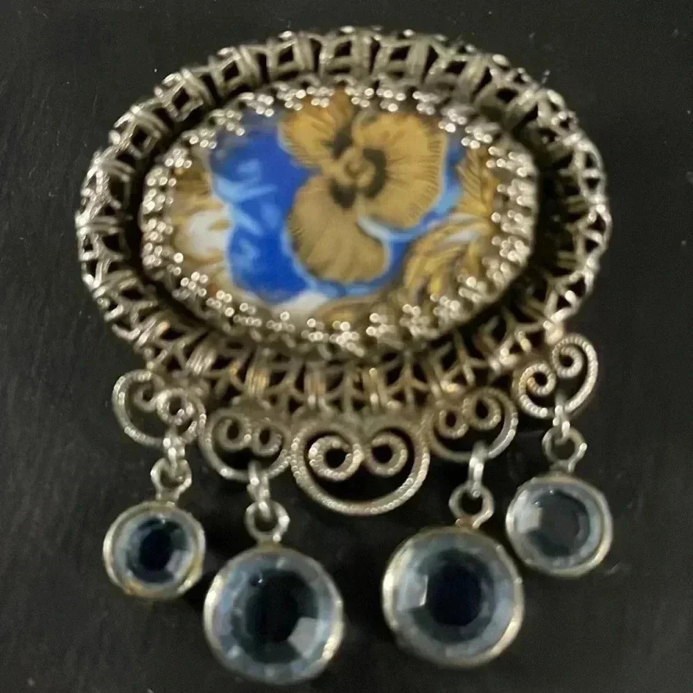 Vintage hobe signed dogtooth setting brooch